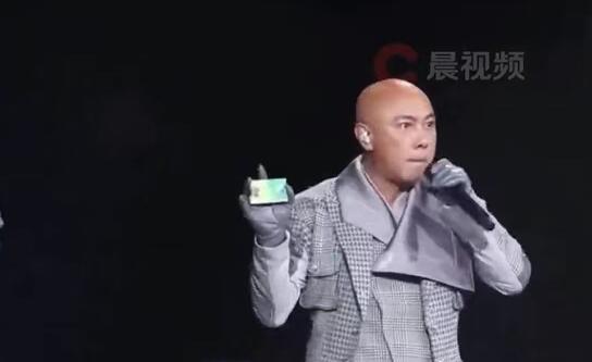 张卫健在演唱会上掏出“老年卡” 求大家别欺负老人家